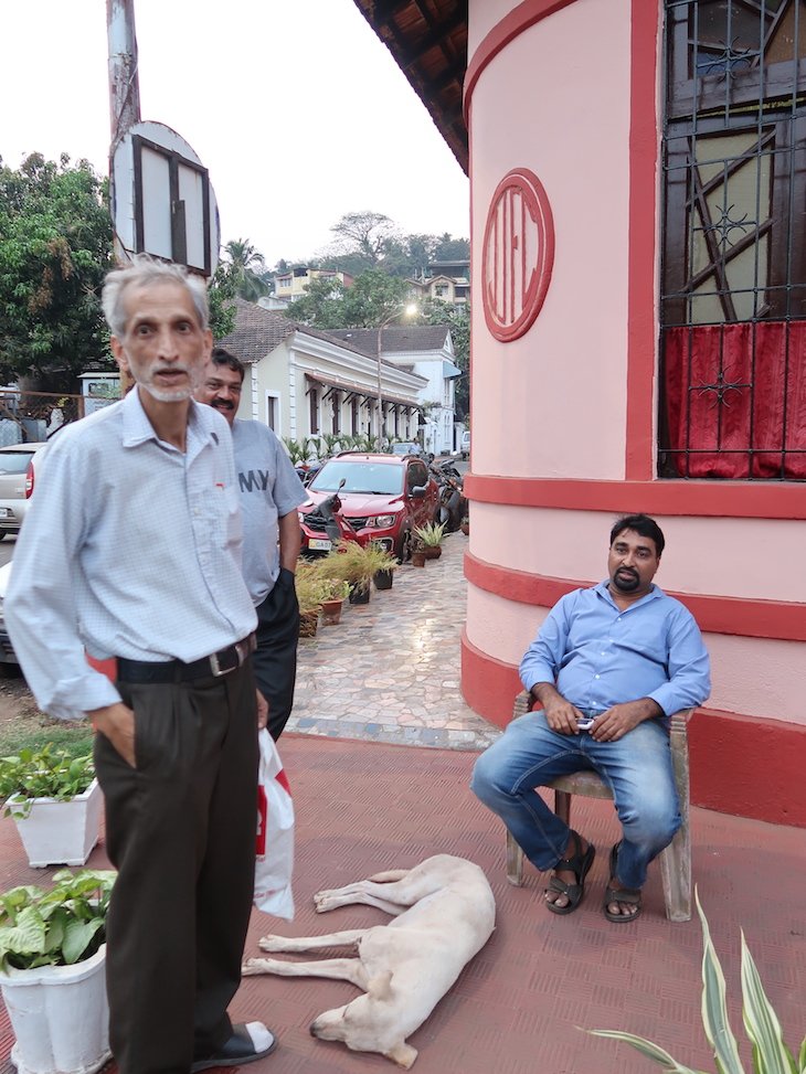 Sr. Couto sentado na cadeira à porta da sua casa - Goa - India © Viaje Comigo