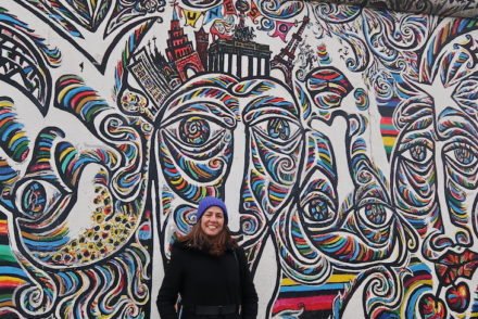 Susana Ribeiro no muro East Side Gallery - Muro de Berlim © Viaje Comigo