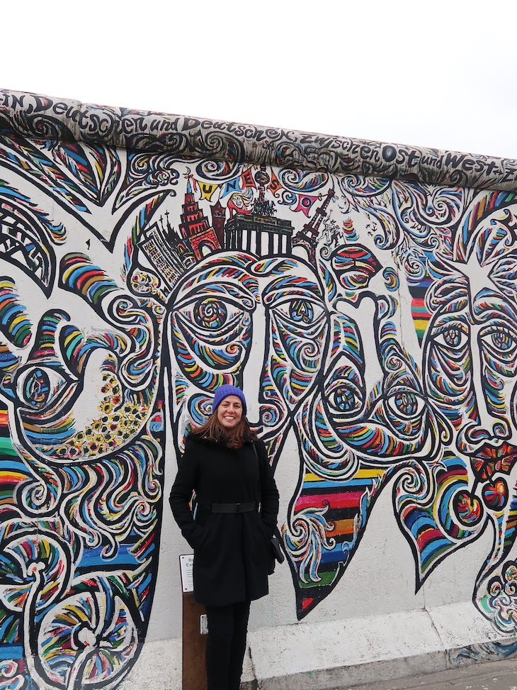 Susana Ribeiro no muro East Side Gallery - Muro de Berlim © Viaje Comigo