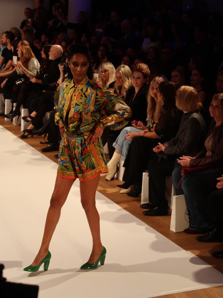 Desfile com Guava Shoes - Gianni Versace Retrospective © Viaje Comigo