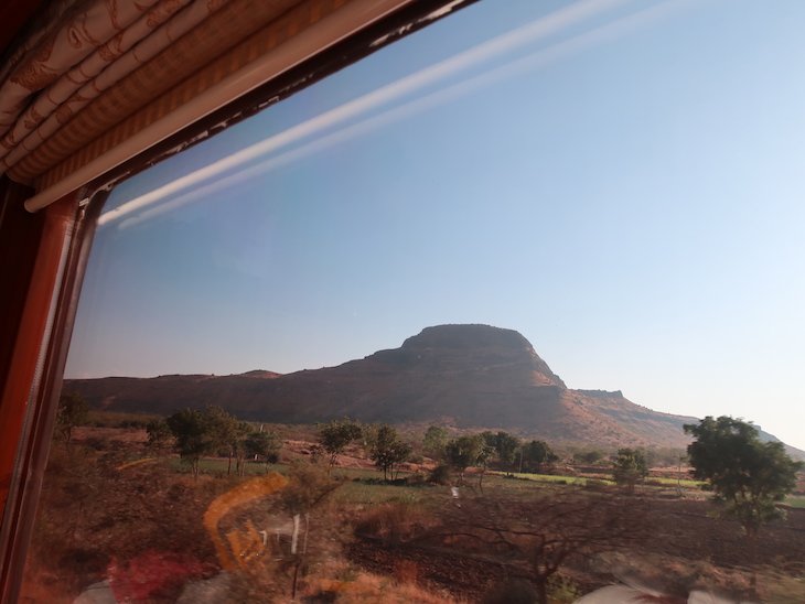 Vista na janela - comboio Deccan Odyssey - Índia © Viaje Comigo