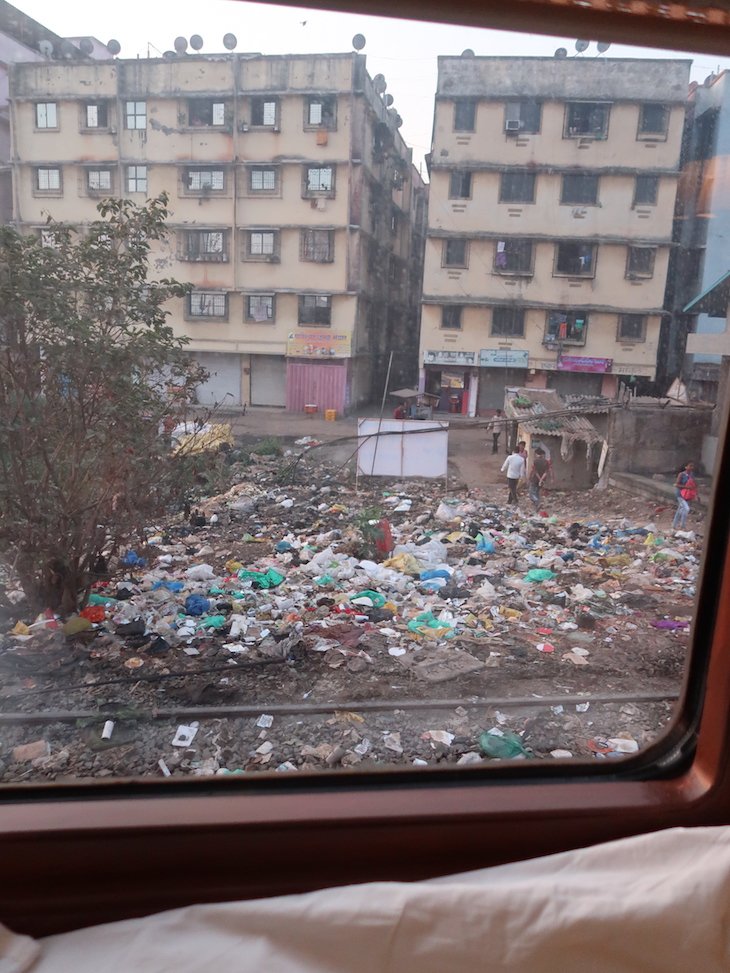 A chegar a Bombaim - vista do comboio Deccan Odyssey - Índia © Viaje Comigo
