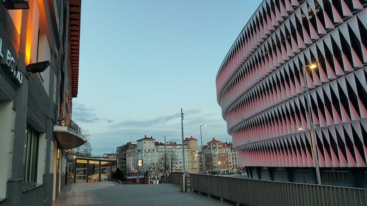 Hotel à esquerda e, à direita, o estádio do Atlético de Bilbao - Bilbau © Viaje Comigo