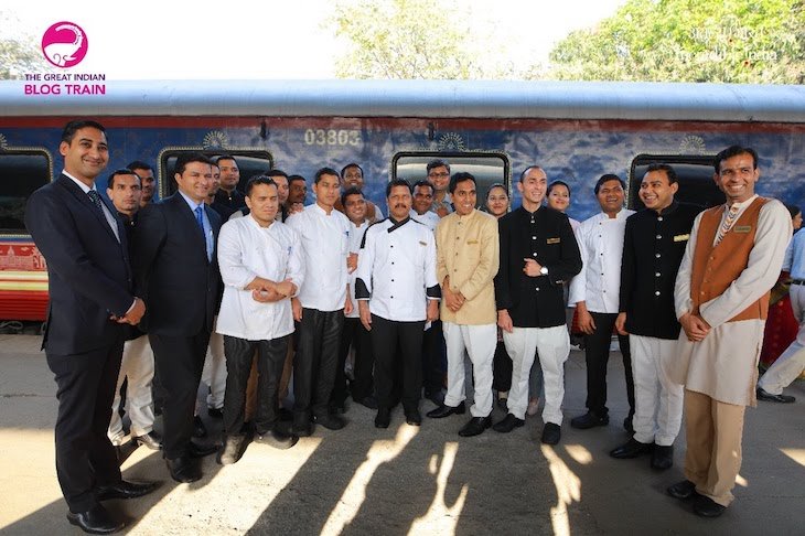 Despedida de todo o pessoa do Deccan Odyssey - Foto: The Great Indian Bog Train