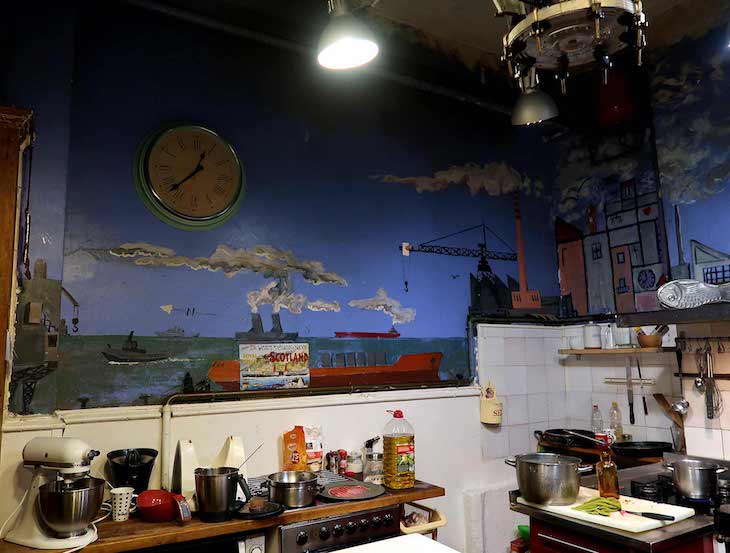 Mural na cozinha da Galeria de arte e restaurante - Epelde & Mardaras Arte Galeria - Bilbau © Viaje Comigo