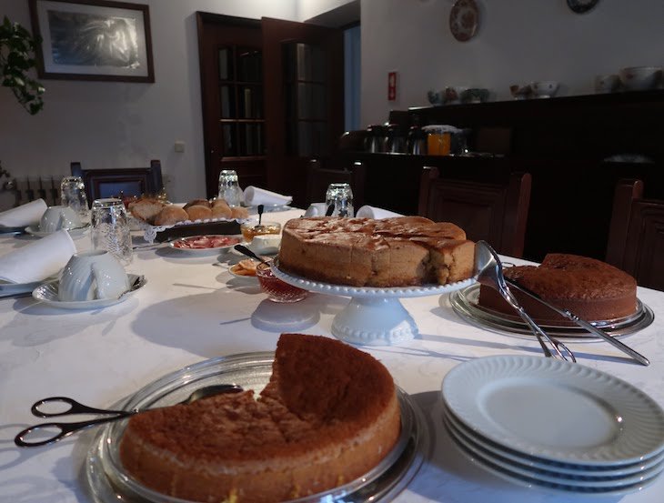 Bolos no pequeno-almoço na Casa da Padaria, Piódão - Aldeias Históricas de Portugal © Viaje Comigo