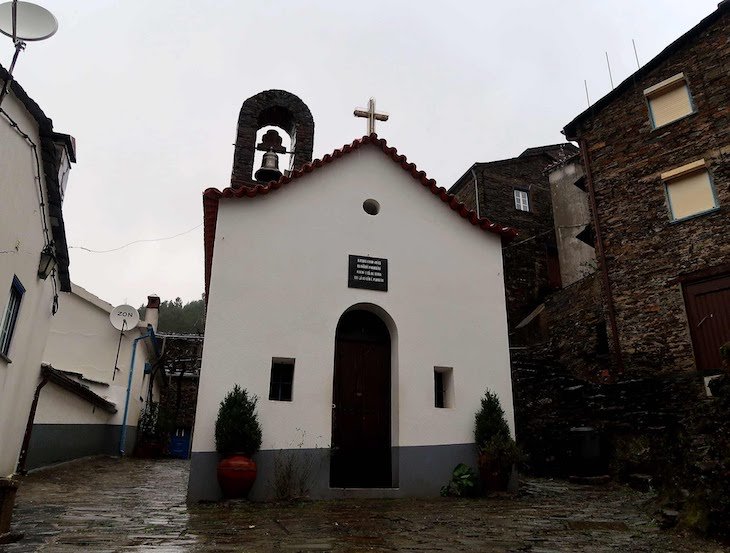 Capela S. Pedro, Piódão - Portugal © Viaje Comigo