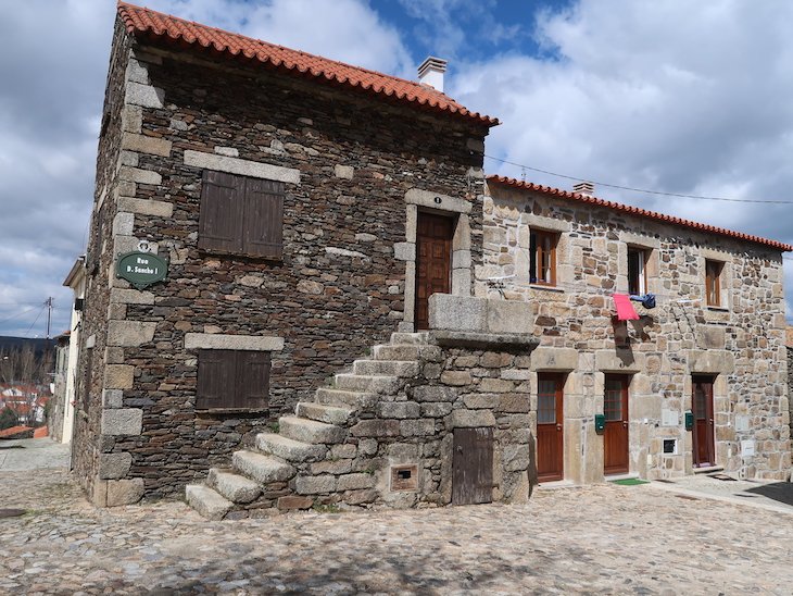 Casa no largo do Castelo de Sabugal - Portugal © Viaje Comigo