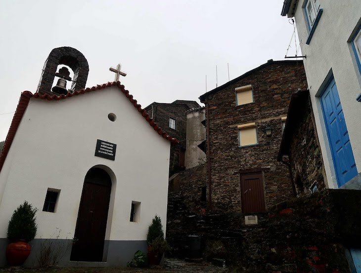 Capela S. Pedro, Piódão - Portugal © Viaje Comigo