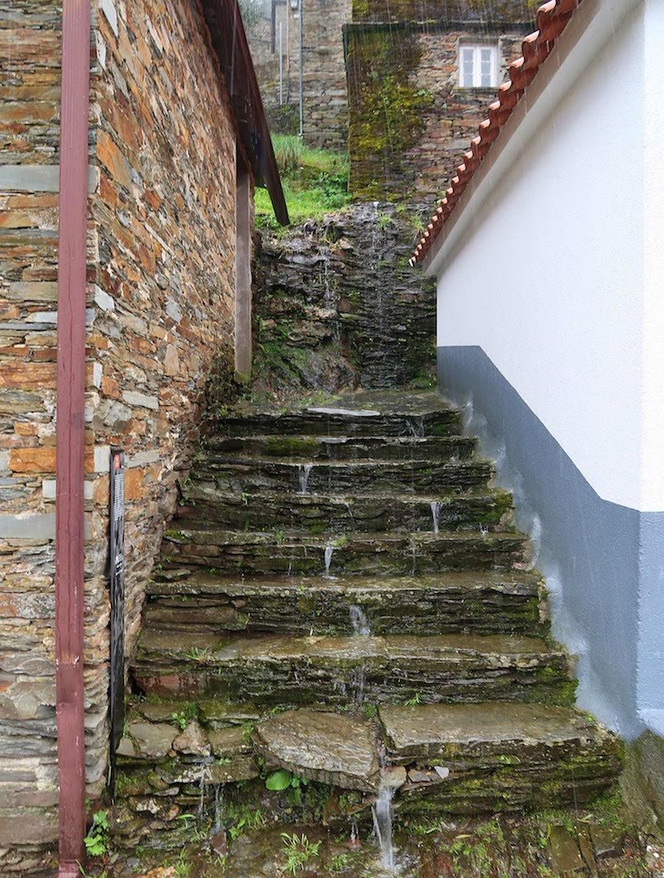 Escadaria com chuva, em Piódão - Portugal © Viaje Comigo