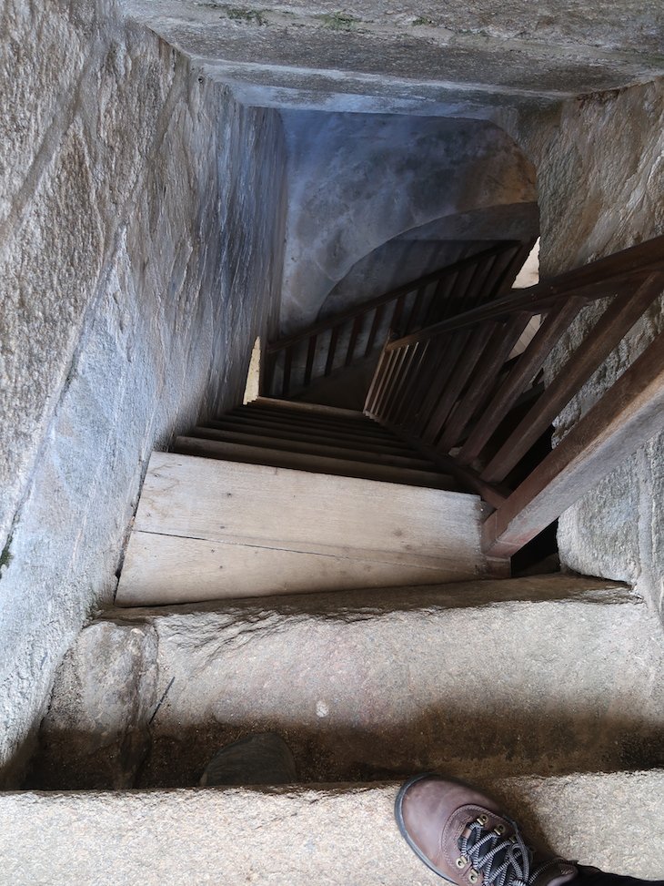 Escadas de madeira da Torre de Menagem - Castelo de Sabugal - Portugal © Viaje Comigo