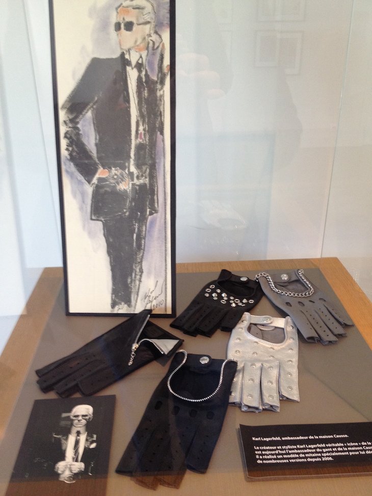 Exposição na Causse Gantier de luvas de Karl Lagerfeld - Millau © Viaje Comigo