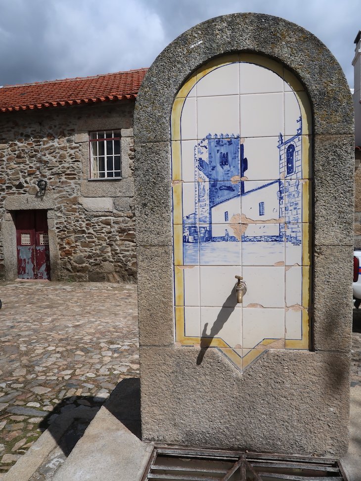 Fonte junto ao Castelo de Sabugal - Portugal © Viaje Comigo
