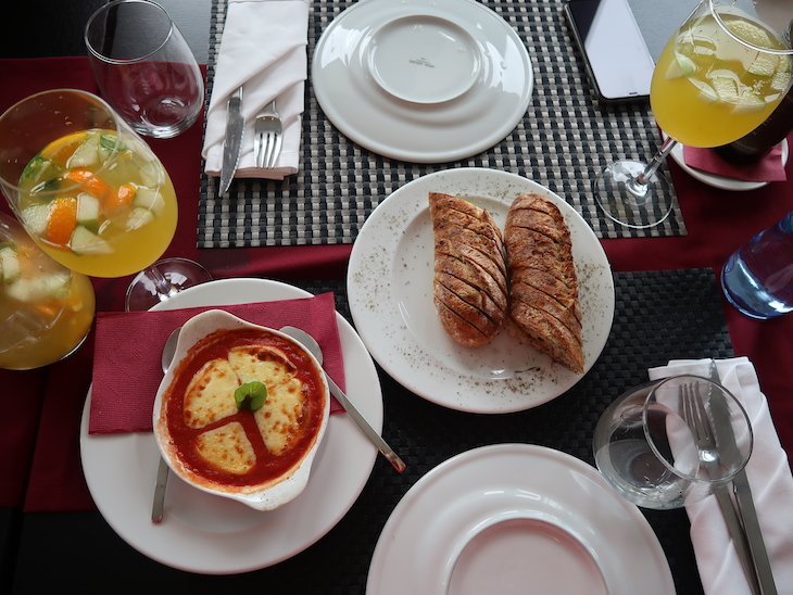 Provoleta e pão d'alho - Restaurante Fornalha, Matosinhos © Viaje Comigo