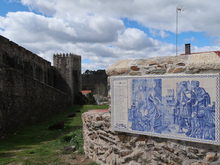 Painel do Milagre das Rosas - Castelo de Sabugal - Portugal © Viaje Comigo