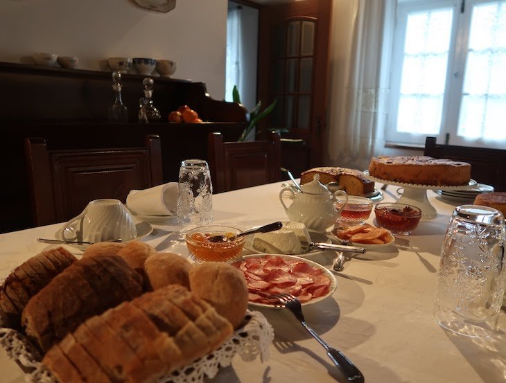 Mesa de pequeno-almoço na Casa da Padaria, Piódão - Aldeias Históricas de Portugal © Viaje Comigo