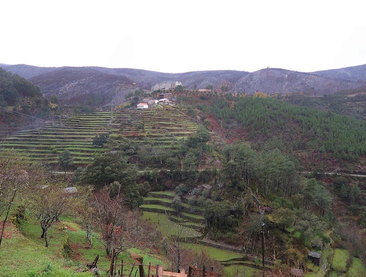 Vista da serra com neve - Piódão - Portugal © Viaje Comigo