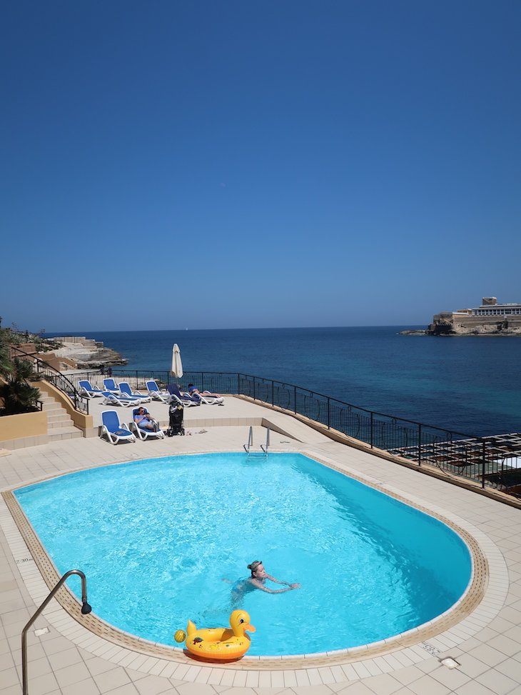 Piscina do Marina Hotel Corinthia Beach Resort, Malta © Viaje Comigo