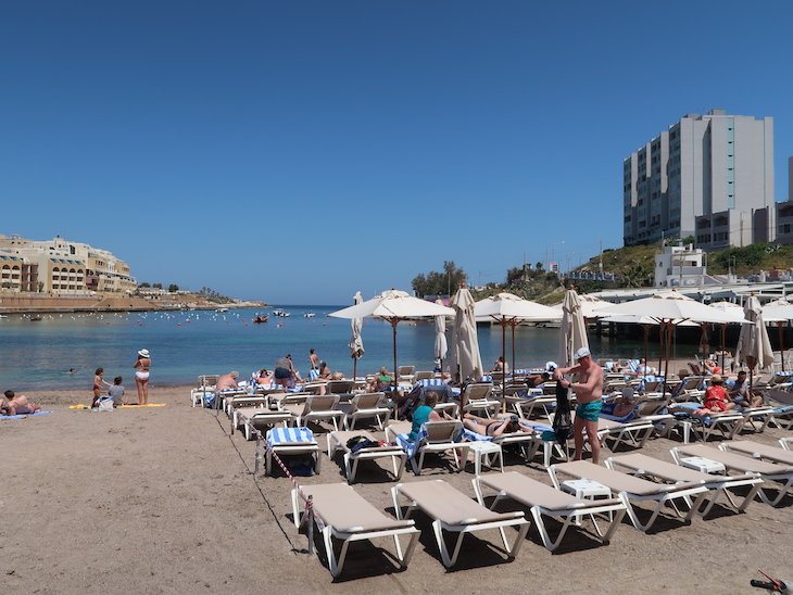 Praia da baía, junto do Marina Hotel Corinthia Beach Resort, Malta © Viaje Comigo