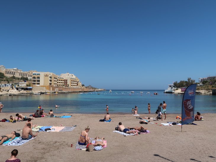 Praia da baía, junto do Marina Hotel Corinthia Beach Resort, Malta © Viaje Comigo