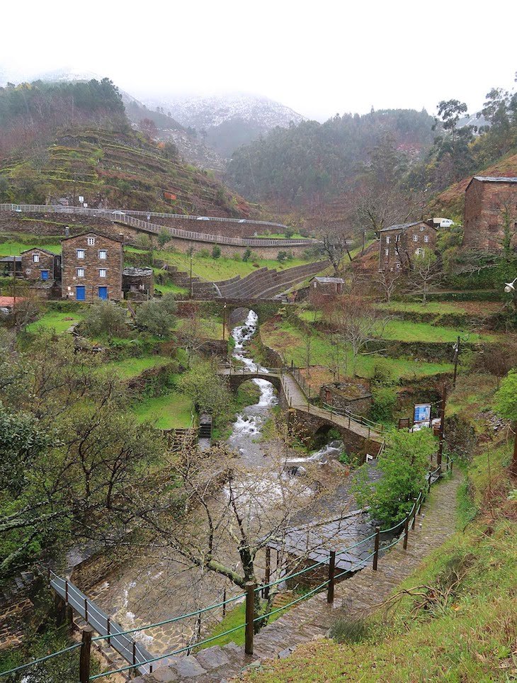 Junto ao riacho, Piódão - Portugal © Viaje Comigo