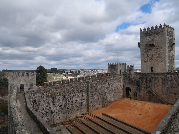 Vista para a Praça de Armas - Castelo de Sabugal - Portugal © Viaje Comigo