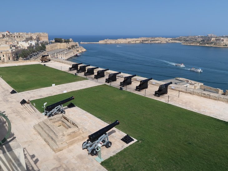 Canhões e vista dos Jardins Barrakka - La Valetta - Malta © Viaje Comigo