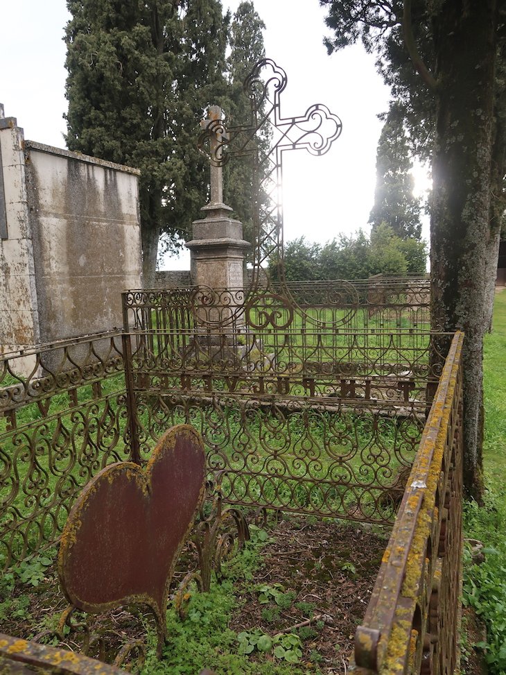 Cemitério antigo - Almeida - Portugal © Viaje Comigo