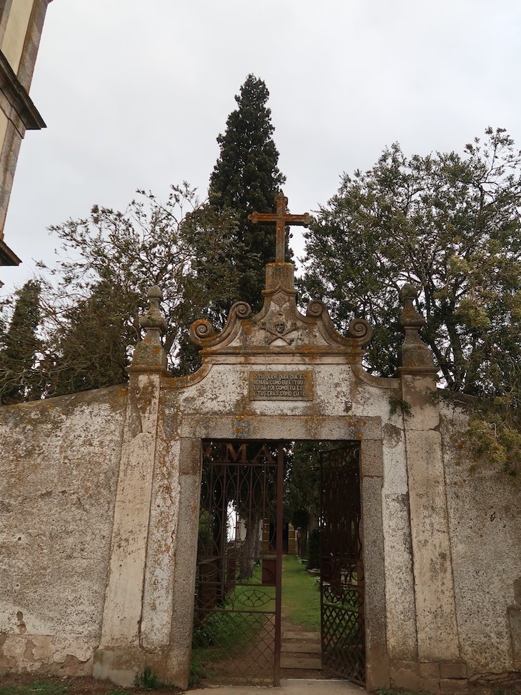 Entrada do cemitério antigo - Almeida - Portugal © Viaje Comigo