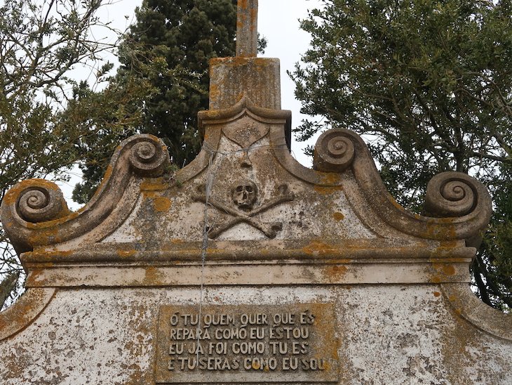 Frase no cemitério antigo - Almeida - Portugal © Viaje Comigo