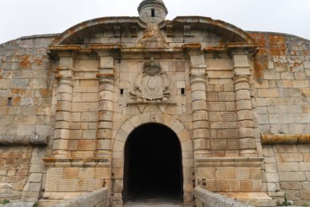 Portas duplas de S. Francisco ou da Cruz - Almeida - Portugal © Viaje Comigo