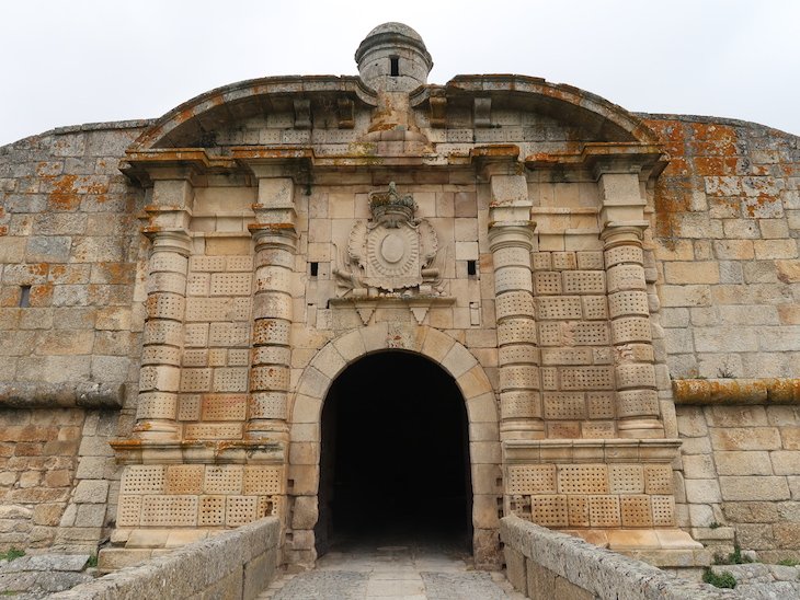 Portas duplas de S. Francisco ou da Cruz - Almeida - Portugal © Viaje Comigo