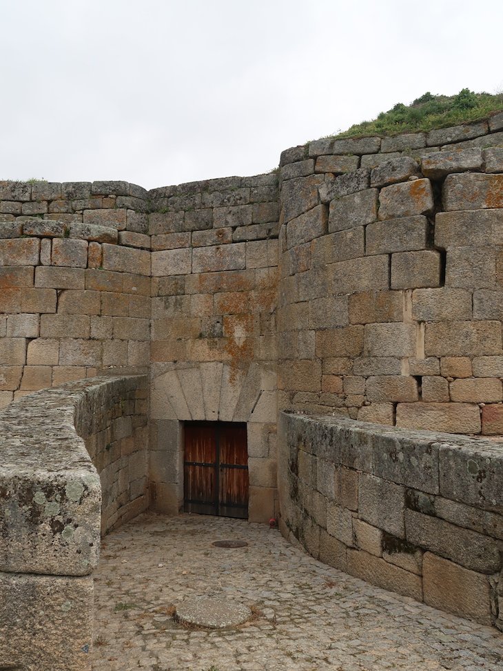 Portas escondidas na muralha de Almeida - Portugal © Viaje Comigo