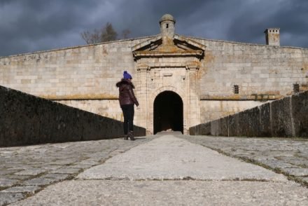 Susana em Almeida - Aldeias Históricas de Portugal © Viaje Comigo