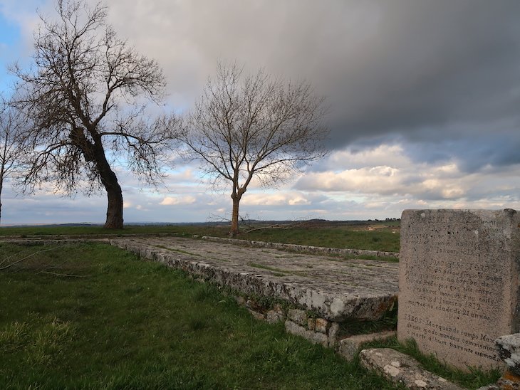 Praça Alta - Túmulo de Beresford - Almeida - Portugal © Viaje Comig