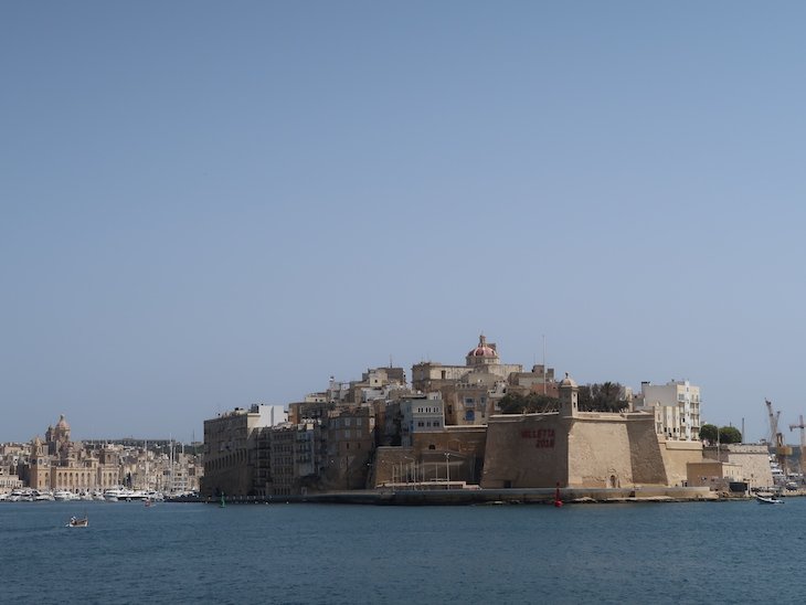 Vista de La Valetta para as Três Cidades: Vittoriosa (Birgu). Senglea e Cospicua - Malta © Viaje Comigo