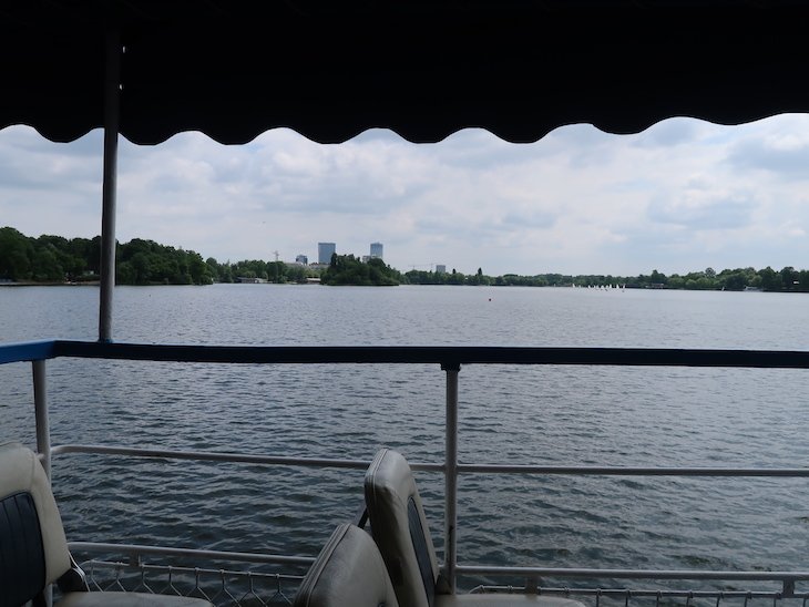 Passeio de barco no parque e lago Herăstrău - Bucareste - Romenia © Viaje Comigo