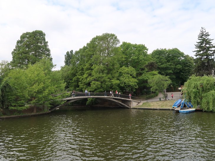 Passeio de barco no parque e lago Herăstrău - Bucareste - Romenia © Viaje Comigo