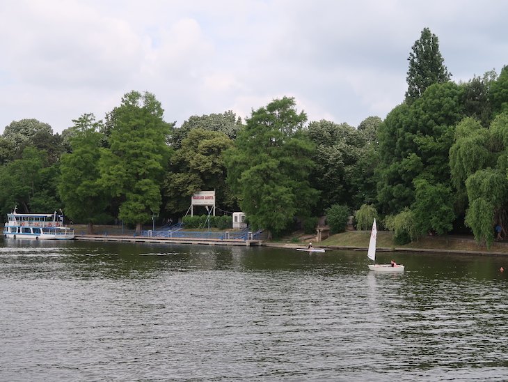 Passeio de barco no parque e lago Herăstrău - Bucareste - Romenia © Viaje Comigo