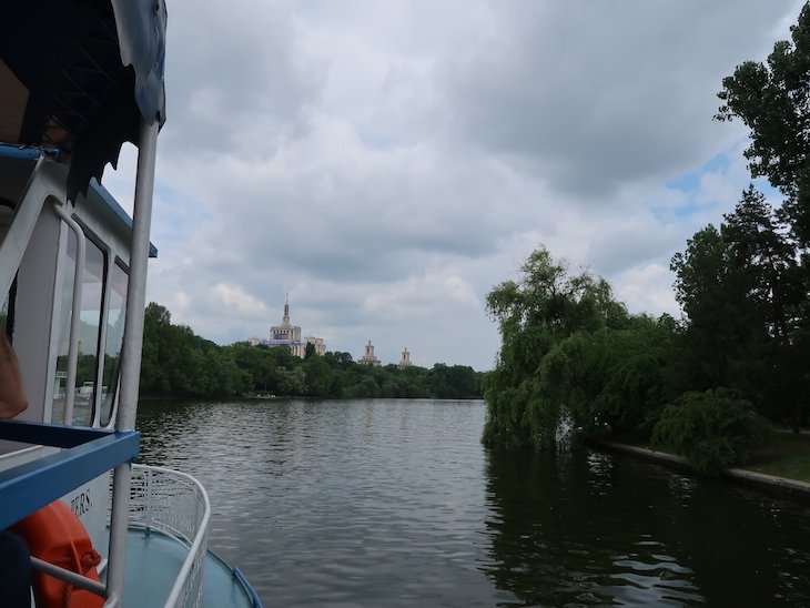 Passeio de barco no parque e lago Herăstrău - Bucareste - Romenia © Viaje Comigo