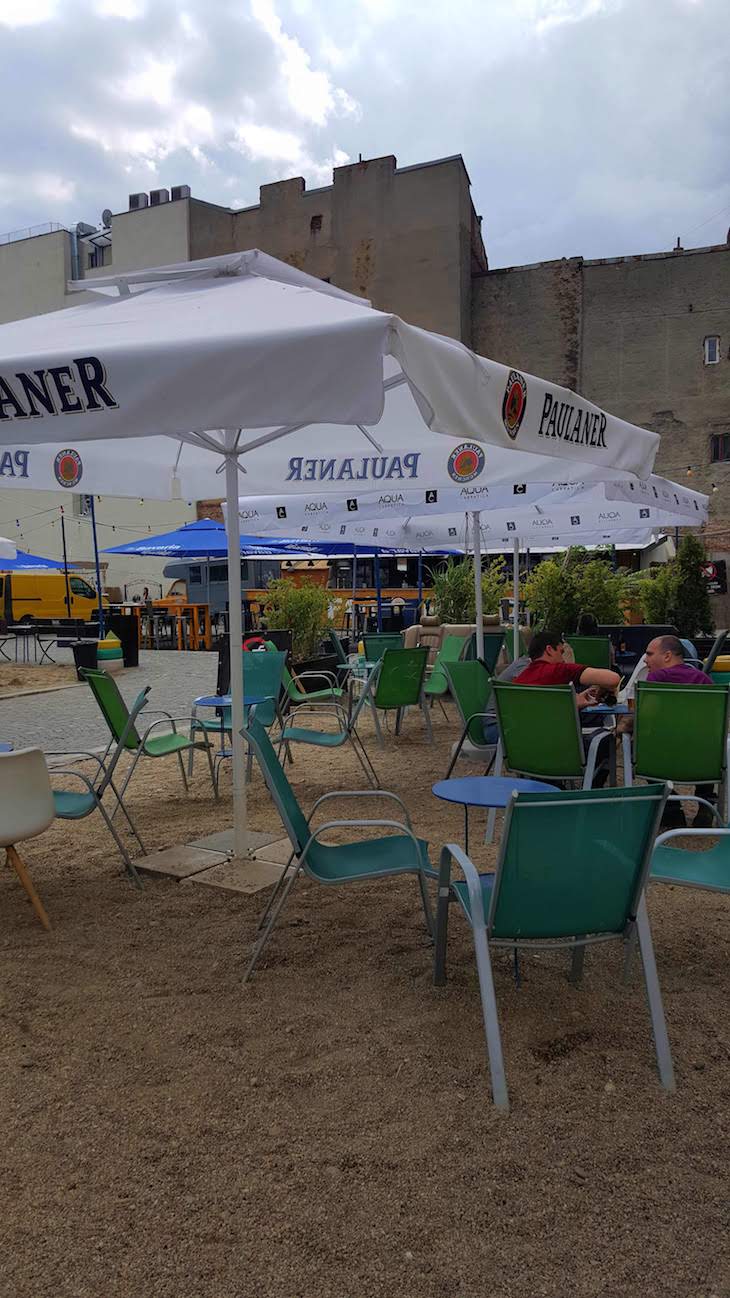 Esplanada no centro Bucareste... a fingir que está na praia - Roménia © Viaje Comigo