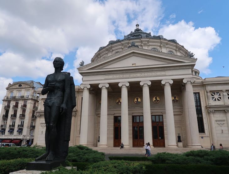 Estátua de Mihai Eminescu - Ateneu - Bucareste - Roménia © Viaje Comigo