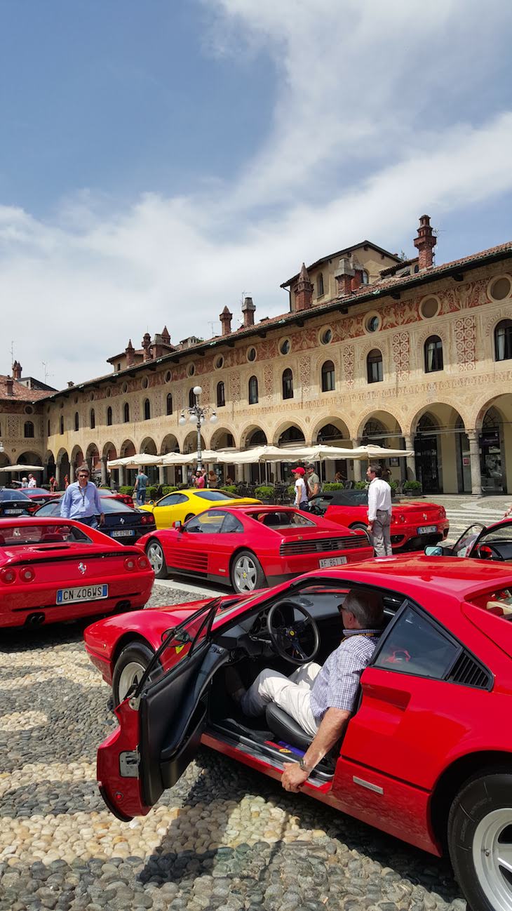 Desfile de Ferraris em Vigevano - Itália © Viaje Comigo 