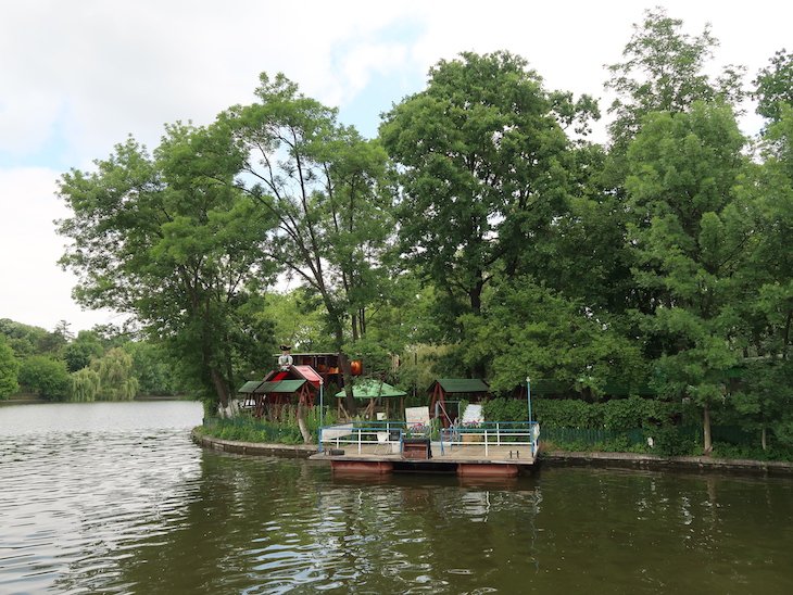 Passeio de barco no parque e lago Herăstrău - Bucareste - Romenia © Viaje Comigo