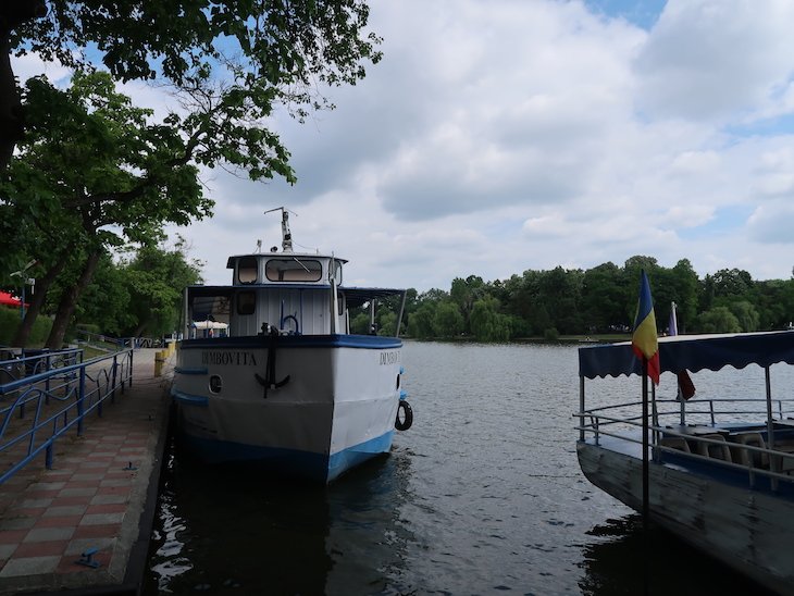 Passeio de barco no parque e lago Herăstrău - Bucareste - Romenia © Viaje Comigo