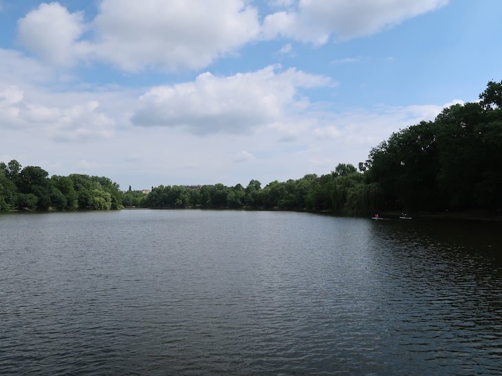 Passeio de barco no parque e lago Herăstrău - Bucareste - Romenia © Viaje Comigo