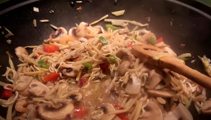 Ingredientes no wok com os noodles Milaneza © Viaje Comigo