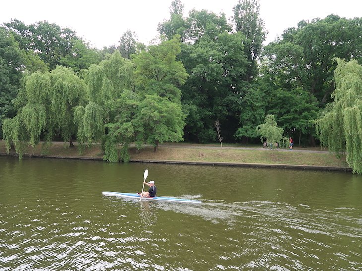 Passeio de barco no parque e lago Herăstrău - Bucareste - Romenia © Viaje Comigo