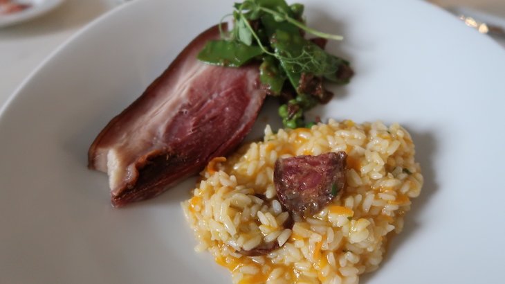 bife de presunto da pá, com ervilhas de quebrar e Chouriça de Cebola e Arroz de Enchidos, onde foi utilizada a Barriga Fumada, para preparar o caldo e Salpicão Serra d’Arga e a Chouriça Moura às rodelas © Viaje Comigo