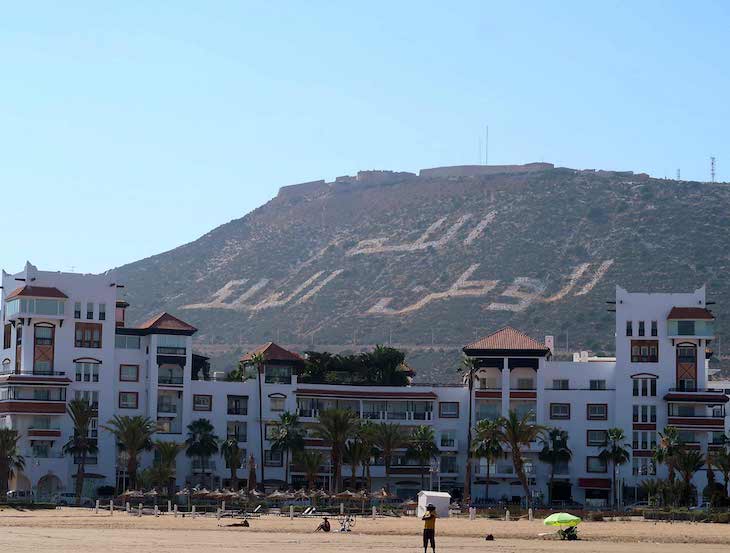 Palavras no monte: Deus, Marrocos, Rei -Agadir © Viaje Comigo